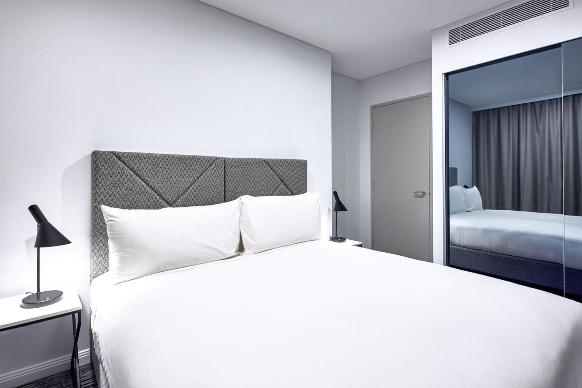 Meriton Suites George Street, Parramatta Сидней Экстерьер фото